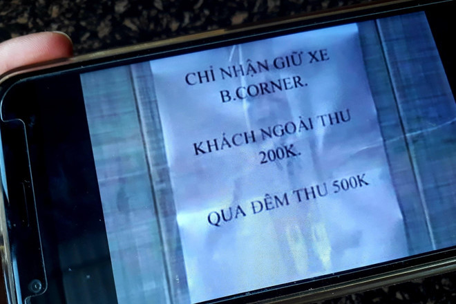 Không chỉ dừng lại ở các dịch vụ vận chuyển, ăn uống, thậm chí đến giá gửi xe "trên trời" cũng khiến người dân cảm thấy bất ngờ. Tháng 7 vừa qua, cửa hàng B.Corner trên đường Nguyễn Gia Trí quận Bình Thạnh đã bị khách hàng phản ánh "chặt chém" giá giữ xe 200.000 đồng. Cửa hàng này đã bị UBND quận Bình Thạnh xử phạt 22,5 triệu đồng theo nghị định quy định xử phạt vi phạm hành chính trong lĩnh vực quản lý giá, phí, lệ phí, hóa đơn.