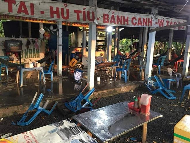 Quán ăn Bảo Châu tại xã Nhựt Chánh, huyện Bến Lức tỉnh Long An tháng 5 vừa qua đã bị tố đánh khách chảy máu đầu sau khi "chặt chém" 100.000 đồng/tô hủ tiếu. Sau khi thông tin về vụ việc được lan truyền trên mạng xã hội, quán đã bị cơ quan chức năng xử phạt hành chính số tiền 13,25 triệu đồng do kinh doanh dịch vụ ăn uống không có giấy chứng nhận cơ sở đủ điều kiện về an toàn vệ sinh thực phẩm và không niêm yết giá.