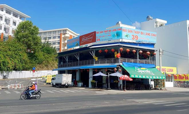 250.000 là số tiền đoàn khách Trung Quốc phải trả cho một đĩa rau mồng tơi xào ở nhà hàng Tháp Bà Làng Chài, phường Vĩnh Thọ, TP Nha Trang. Chủ quán giải thích phần rau trên được xào với thịt bò, do khách đông nên thu ngân ghi hóa đơn đã không ghi đủ. Giá bán tính theo giá Tết nên cao hơn bình thường. Tuy nhiên, nhà hàng này vẫn bị Cục Quản lý thị trường Khánh Hòa xử phạt hành chính 750.000 đồng về hành vi Vi phạm không niêm yết giá bán hàng hóa, dịch vụ tại địa điểm phải niêm yết giá theo quy định.