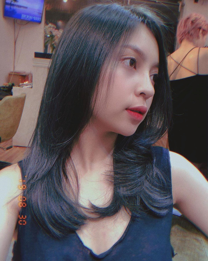 Dịp lễ này, Nhật Lê ở nhà đắp mặt nạ và "dạo chơi trên chiếc giường thân yêu". Cô còn chăm chỉ tương tác và trả lời câu hỏi được dân mạng gửi đến. Sau tin đồn chia tay cầu thủ Quang Hải, 9X đến từ Quảng Nam thường up status tâm trạng, buồn bã. Nhiều người đồn đoán đây cũng là lý do khiến cô chẳng màng đến chuyện chơi lễ.