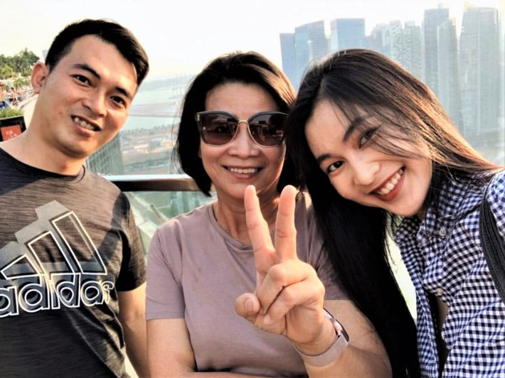 "Cô gái thuần chay" Helly Tống dành thời gian nghỉ lễ cho gia đình. Trên trang cá nhân, nữ doanh nhân 24 tuổi đăng ảnh khoe khoảnh khắc bên mẹ và anh trai.