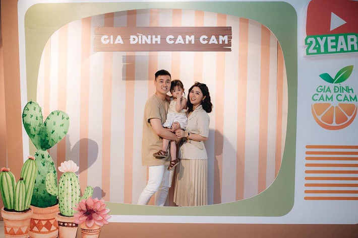 "Gia đình Cam Cam" của Kiên Hoàng và Heo Mi Nhon lại đi ăn "sương sương" và cho biết cả nhà cùng tận hưởng dịp nghỉ lễ Quốc khánh theo phong cách chậm rãi.