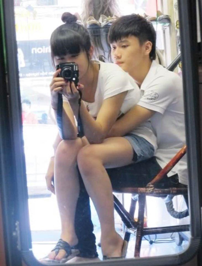 "Hot family" Tùng Sơn - Trang Lou dành ngày nghỉ lễ để đi ăn ở nhà hàng. Trên story cá nhân của cả hai đều không có sự có mặt của bé Xoài khiến dân mạng nghi ngờ hai người "trốn con" đi chơi riêng. Ngoài ra, em gái Huyme đăng ảnh thời còn "ngố tàu" của cả 2 và bị chính con trai chê "xấu". Khoảnh khắc hài hước này của gia đình nhà Xoài cũng được dân mạng khen đáng yêu.