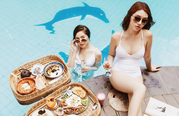 Sau màn "chăm lo" tương tác với dân mạng, "rich kid" Jolie Nguyễn hẹn hò với nhóm bạn mới đi chơi lễ. Kể từ khi nghỉ chơi với nhóm bạn giàu có gồm Diệp Lâm Anh, Kỳ Duyên, Lam Cúc... 9X sống khép kín hơn và thường lên mạng trò chuyện với mọi người.