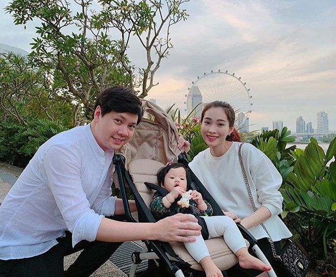 Hoa hậu Đặng Thu Thảo có cuộc sống hôn nhân hạnh phúc, viên mãn bên doanh nhân Trung Tín. Vốn là người kín tiếng từ khi bước chân vào lĩnh vực giải trí, Thu Thảo hiếm khi chia sẻ về gia đình trên các phương tiện truyền thông. Thỉnh thoảng, cô tham dự các sự kiện thời trang.