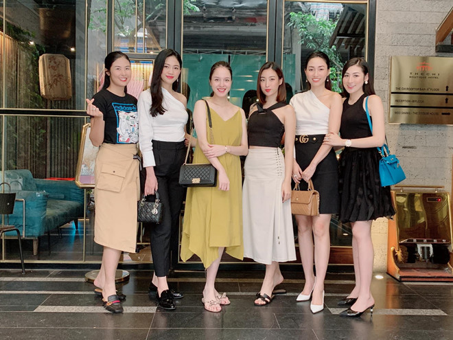 Á hậu Thanh Tú sinh con trai đầu lòng vào tháng 6. Từ khi kết hôn với doanh nhân Nguyễn Thành Phương, cô chọn cuộc sống yên bình, lặng lẽ. Người đẹp chủ yếu chia sẻ khoảnh khắc của riêng mình hoặc bên nhóm bạn thân (Hoa hậu Ngọc Hân, Mỹ Linh, Tú Anh...).