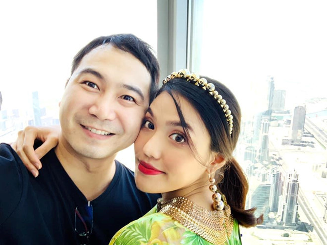 Theo chia sẻ trên trang cá nhân, Lan Khuê và ông xã John Tuấn Nguyễn đang có kỳ nghỉ tại Dubai. Hoa khôi Áo dài mang bầu ở tháng thứ bảy song vóc dáng vẫn thon gọn, gương mặt không thay đổi nhiều.