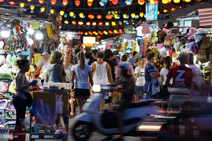 Mỗi buổi tối, khu chợ đêm này ở Nha Trang thu hút hàng nghìn lượt khách du lịch, trong đó phần lớn là người nước ngoài. Theo thống kê, có 3 dòng khách quốc tế đến Nha Trang lớn nhất là Trung Quốc, Hàn Quốc và Nga. Tại chợ đêm trên phố Nguyễn Thi, khách tham quan đa phần đến từ 3 quốc gia này.