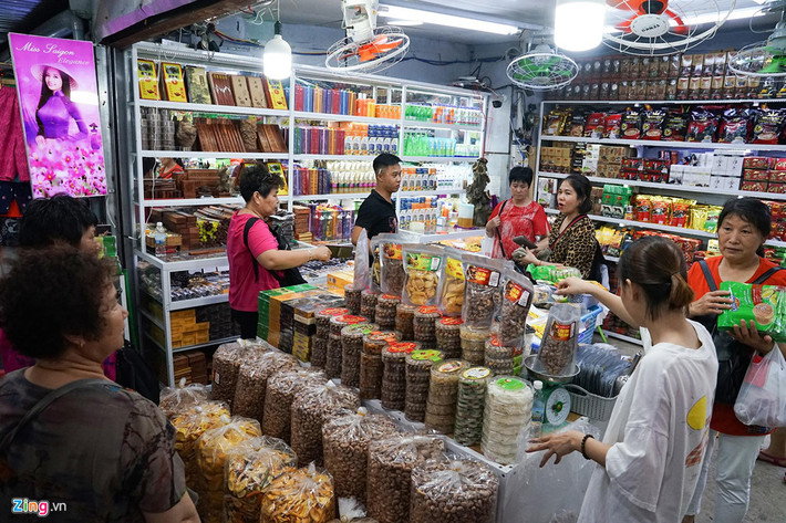 Các loại mứt, hoa quả sấy khô, cà phê, hồ tiêu... cũng được bày bán nhiều ở khu chợ. Khách Trung Quốc đặc biệt ưu thích các loại đặc sản này của Việt Nam và thường mua số lượng lớn về làm quà.