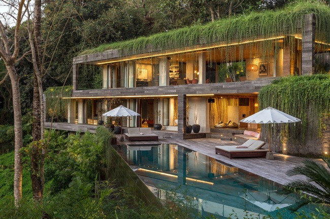Căn nhà này nằm trong một khu rừng rậm ở Bali, Indonesia. Ngay từ cái nhìn đầu tiên, ta có thể thấy rõ lý do tại sao nó lại có tên là The Chameleon (Tắc kè ẩn mình). Cây xanh không chỉ bao phủ xung quanh mà còn len lỏi vào sâu bên trong kiến trúc.