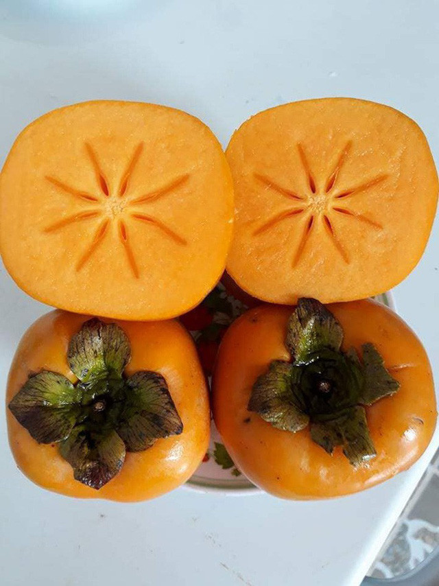 6. Hồng không hạt Hồng giòn không hạt được trồng nhiều ở Đà Lạt. Trái hồng có màu vàng cam khi chín cỡ nhỏ có đường kính dưới 1cm cho tới 9cm. Hồng được sử dụng như phương thuốc cổ truyền chữa nhiễm trùng phổi, trĩ và chữa bệnh suyễn. Thời điểm hiện nay, hồng giòn không hạt được bán với giá dao động từ 50.000-60.000đ/kg.