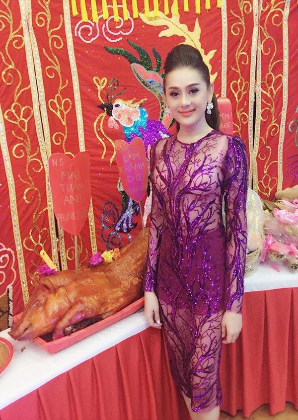 Trong số sao Việt bị chỉ trích vì ăn mặc phản cảm khi đi cúng Tổ nghề còn có ca sĩ chuyển giới Lâm Khánh Chi. Cách đây 3 năm, cô diện đầm xuyên thấu đi cúng Tổ ở nhà thờ Tâm linh Việt của Hoài Linh. Trong khi cô hào hứng khoe ảnh trên trang cá nhân, đa số khán giả "ném đá" bởi Lâm Khánh Chi đã lựa chọn trang phục thiếu tế nhị.