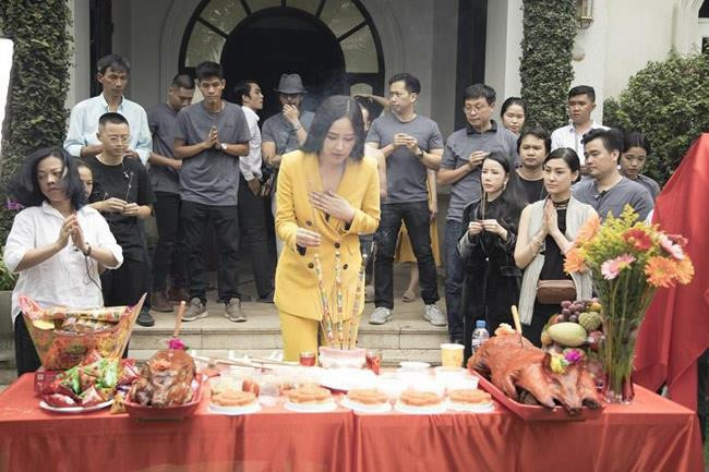 Bù lại, Mai Phương Thúy xử lý bằng cách đã che tay trước ngực khi làm lễ.