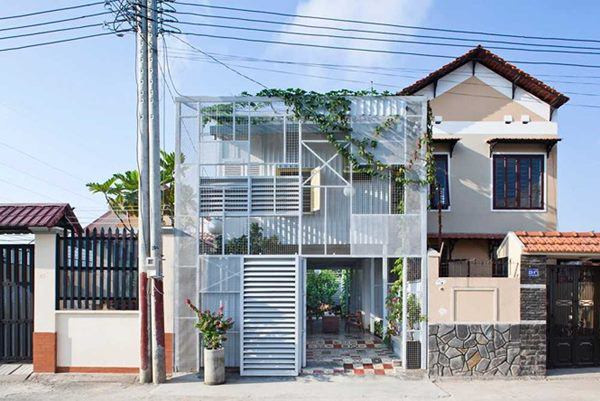 Kiến trúc sư và gia chủ đều thống nhất ý tưởng rằng ngôi nhà nên có sắc xanh của cây cối, nhưng không khác biệt nhiều với những ngôi nhà kế bên.