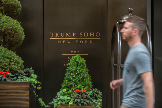 Trên trang web của mình, tập đoàn Trump liệt kê đang sở hữu 11 khách sạn, trong đó lớn nhất là Khách sạn quốc tế Trump & New York Tower tọa lạc tại quê hương của ông.