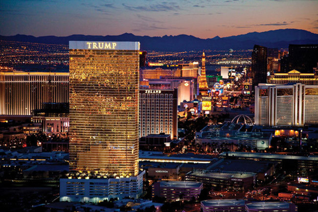 Trump Las Vegas bắt đầu được đưa vào sử dụng từ năm 2008. Tòa nhà có 64 tầng gồm 1282 phòng và 2 bãi đậu xe. Ông Donald Trump từng tuyên bố sẽ xây một tòa tháp thứ hai giống hệt ở bên cạnh nhưng kế hoạch đã bị đình chỉ sau đó.