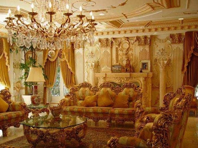 Phòng khách của căn nhà có rất nhiều đồ đạc xa xỉ, cùng với những họa tiết trang trí tinh tế. Gia đình của tỷ phú sinh năm 1924 tỏ ra ưa thích sử dụng những mẫu đèn chùm lộng lẫy.