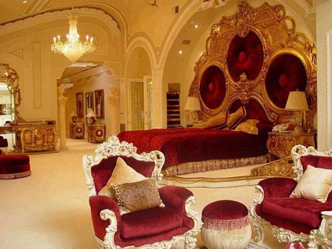 Căn biệt thự có đến 25 phòng ngủ. Màu đỏ sẫm kết hợp ánh đèn vàng tạo nên sự ấm áp và dễ chịu cho căn phòng.