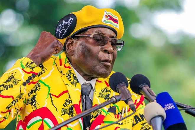 Robert Mugabe sinh năm 1924, là tổng thống thứ hai của Zimbabwe giai đoạn từ năm 1987 đến năm 2017. Thời gian ông lên nắm quyền, nền kinh tế Zimbabwe lao dốc không phanh với đợt siêu lạm phát 500 tỷ phần trăm trong năm 2008. Hiện tại, ông bị quân đội nước này quản thúc tại nhà riêng.