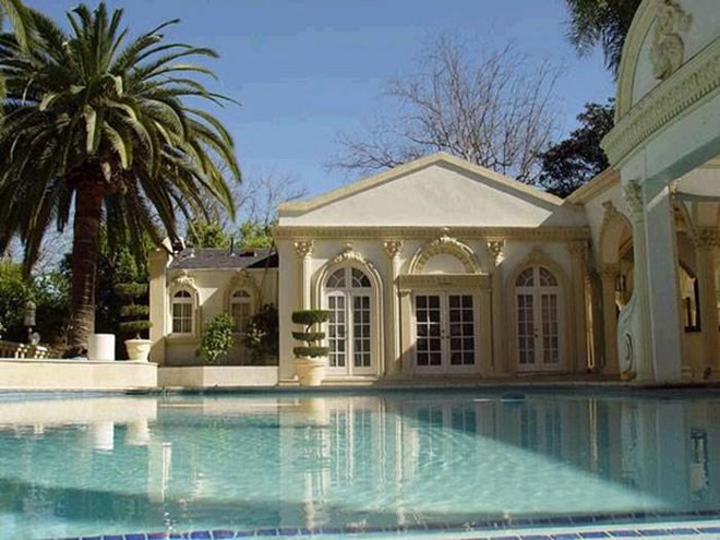“Blue Roof” rộng khoảng 18.000 m2, gồm 25 phòng ngủ và 2 hồ bơi. Căn biệt thự của người từng đứng đầu Zimbabwe được đánh giá không hề kém cạnh so với những ngôi nhà thông minh của các tỷ phú hàng đầu thế giới.