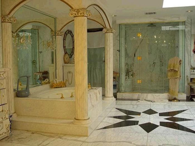 Một phòng tắm khác trong dinh thự.