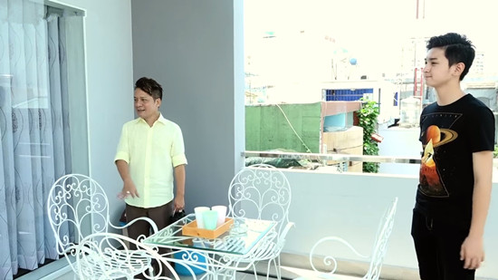 Phòng ngủ được thiết kế khá rộng rãi, thoáng đãng. Nam diễn viên từng nói mình xây nhà lớn với nhiều phòng ngủ vì muốn đón anh chị ở quê lên ở cùng. Trong căn nhà của mình, Minh Nhí còn để dành không gian cho việc thờ cúng. Anh thờ Phật, thờ Tổ và thờ gia tiên tại đây.