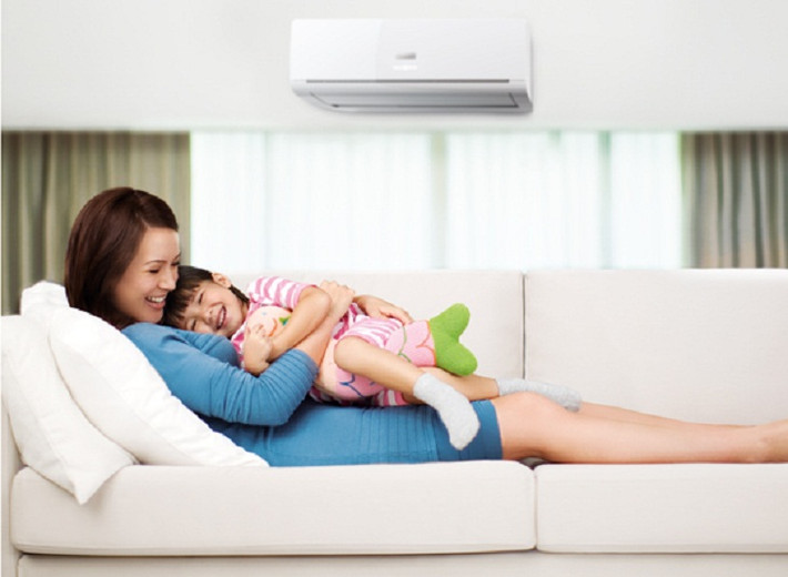 5. Kiểm tra ống dẫn và che chắn cục nóng: Đôi khi bụi bẩn bám trong các ống dẫn hay ống dẫn bị rò rỉ cũng có thể là nguyên nhân gây ảnh hưởng đến hệ thống làm mát của máy, làm tốn rất nhiều điện năng. Nếu lắp cục nóng ở ngoài trời, nên chọn những nơi có bóng mát, được che chắn khỏi ánh sáng mặt trời giúp giảm nhiệt lượng tác động lên cục nóng, tăng tốc độ làm lạnh. Cục nóng cũng nên được lắp cách tường 30cm, vì khi lắp quá sát tường, cục nóng sẽ tỏa nhiệt và ảnh hưởng đến nhiệt độ phòng.