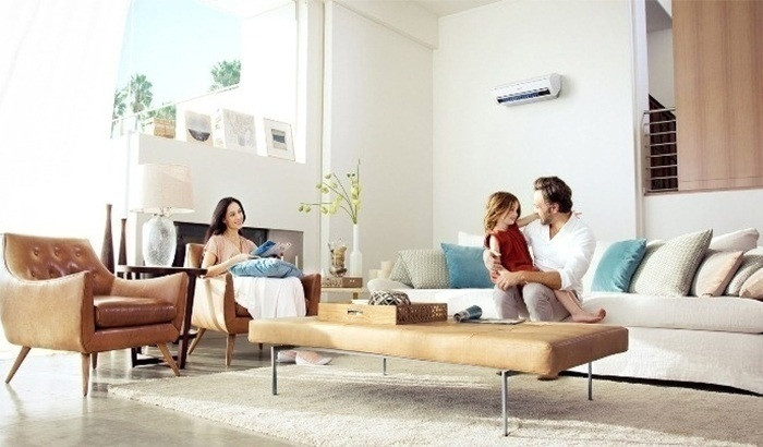 6. Sắp xếp lại đồ đạc để không chắn tầm lưu thông gió: Mặc dù máy lạnh có những tấm tản gió giúp đưa khí mát đến đúng hướng mình cần nhưng tốt nhất bạn nên xếp gọn đồ đạc để không làm cản hướng gió, nhờ đó mà bạn cũng sẽ cảm thấy nhanh mát hơn, tiêu tốn ít điện năng hơn.
