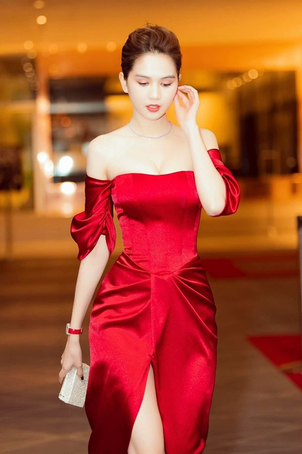 Trang phục này cũng giúp cho “người đẹp nội y” khoe được đường cong quyến rũ của cơ thể. Dường như mẫu thiết kế này được sinh ra để dành cho mỹ nhân gốc Trà Vinh.