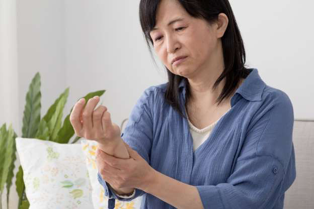 Tê bì - Các hoạt động bơm máu của tim bị suy giảm có thể dẫn đến tê bì ở tứ chi. Đó là vì khi lên cơn đau tim, các mạch máu trong cơ thể sẽ bị thu hẹp lại, và lượng máu tới tứ chi sẽ bị hạn chế.