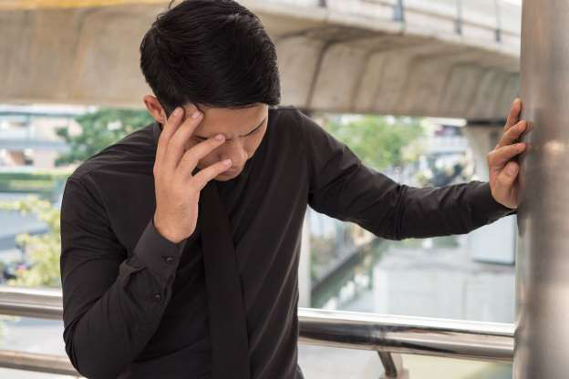 Hoa mắt chóng mặt - Triệu chứng nghe có vẻ “vô thưởng vô phạt” này lại là một dấu hiệu cơn đau tim sắp tới. Cũng trong nghiên cứu của Canada, khoảng 24% bệnh nhân nam và 27% bệnh nhân nữ ghi nhận dấu hiệu hoa mắt chóng mặt trước cơn đau tim.
