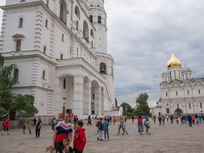 Trung tâm Điện Kremlin là Quảng trường Nhà thờ, nơi tập trung nhiều công trình tôn giáo cổ kính như Nhà thờ Assumption, Tổng lãnh thiên sứ, Nhà thờ Mười hai Tông đồ, Tháp chuông Ivan... Tất cả đều mang những đường nét kiến trúc độc đáo, tinh xảo. Ảnh: Business Insider.