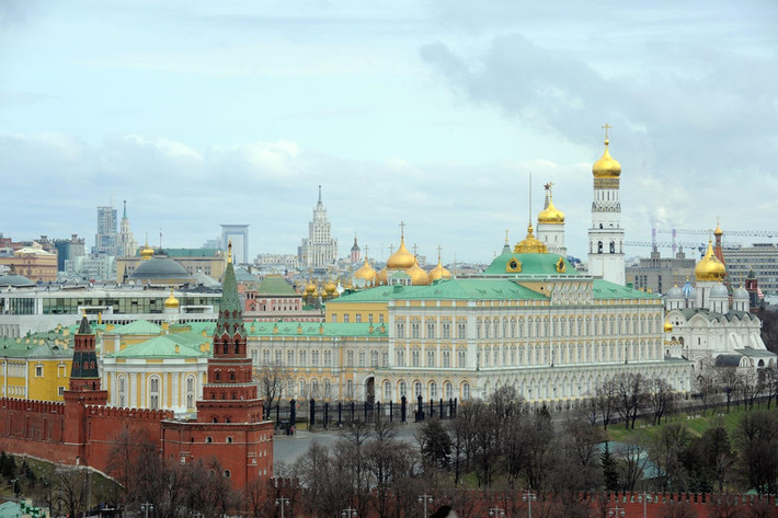 Từng được dùng làm hoàng cung cho sa hoàng Nga, Kremlin nằm tại vị trí đắc địa. Từ đây, người ta có thể ngắm nhìn dòng sông Moskva ở phía nam, Nhà thờ Thánh Basil và Quảng trường Đỏ ở phía đông, và Vườn Alexander ở phía tây. Ảnh: Shutterstock.