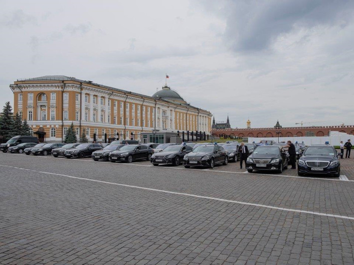 Thượng viện Kremlin cùng đoàn xe hơi màu đen với còi hiệu màu xanh phục vụ cho quan chức chính phủ Nga. Ảnh: Business Insider.
