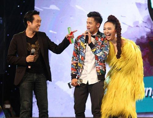 Tại lễ trao giải Làn Sóng Xanh 2015, vì quá bất ngờ khi được gọi tên nhận giải, Trọng Hiếu đã vạ miệng phát ra một từ chửi thề bằng tiếng Anh, khiến cả Dương Khắc Linh và Tóc Tiên bên cạnh cũng cảm thấy bất ngờ. Sự cố khiến anh nhận nhiều ý kiến trái chiều từ dân mạng.