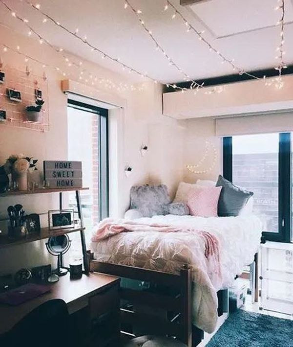 Dùng đèn trang trí kết hợp với đèn tuýp giúp phòng sáng dịu.