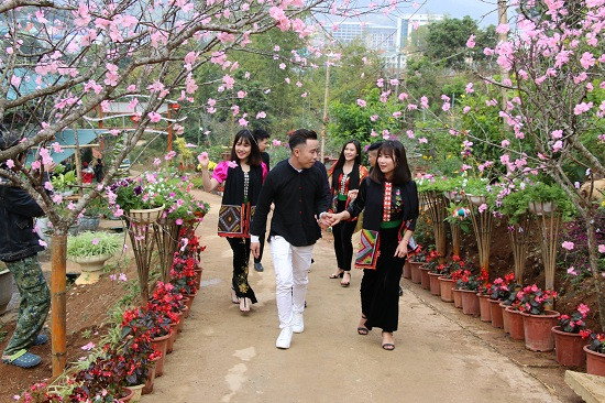 Mùa xuân, sắc đào bung nở khoe sắc hấp dẫn, lôi cuốn những bạn trẻ yêu hoa đến thăm quan, trải nghiệm.