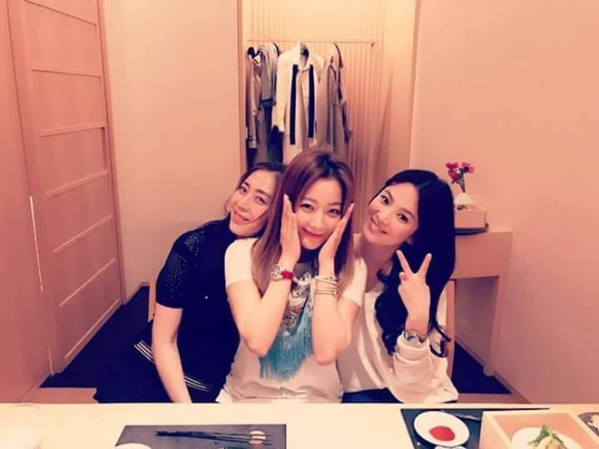 Song Hye Kyo và những người chị tri kỷ: Nữ diễn viên Trái tim mùa thu được biết đến là người thân thiện, cởi mở. Cô không chỉ có bạn thân là nam trong làng diễn viên dù nhỏ tuổi hơn Như Yoo Ah In, mà còn có tình bạn gắn bó 16 năm với hai nữ thần nhan sắc khác là Kim Hee Sun và Song Yoon Ah. Họ thường xuyên tụ tập với nhau và có mặt trong các sự kiện quan trọng của đối phương. Ngoài ra, nữ diễn viên, ca sĩ Ock Joo Hyun cũng trong nhóm này.