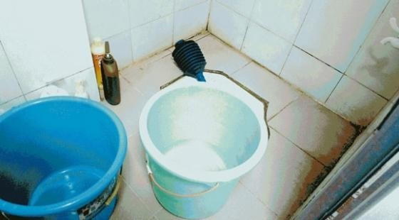 Tích trữ nước nhiều càng tốt: Tất cả mọi nhà đều cần nhiều nước – yếu tố phong thủy giúp thu hút nhiều lợi nhuận và tài lộc. Nhiều gia đình quan niệm khi bị hết nước thì tài lộc sẽ ngừng do vậy họ hay tích trữ nước trong các chai nước lớn ở khắp các ngõ ngách trong nhà.