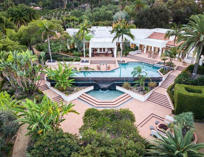 Nằm ở thành phố thành phố Rancho Santa Fe, California, Mỹ, khu dinh thự rộng tới hơn 24.000 mét vuông gồm năm phòng ngủ, 6 phòng tắm, hai hồ bơi lớn và thuê hẳn một đầu bếp riêng.
