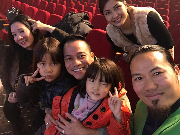 Mới đây trong hậu trường show diễn Tết Vạn Lộc, nghệ sĩ hài Vượng Râu chia sẻ hình ảnh vợ chồng anh cùng gia đình bạn diễn Thanh Thanh Hiền. Nhiều người không khỏi bất ngờ khi thấy mặt mộc xinh đẹp của bà xã Vượng Râu không thua kém gì nghệ sĩ trong làng giải trí.
