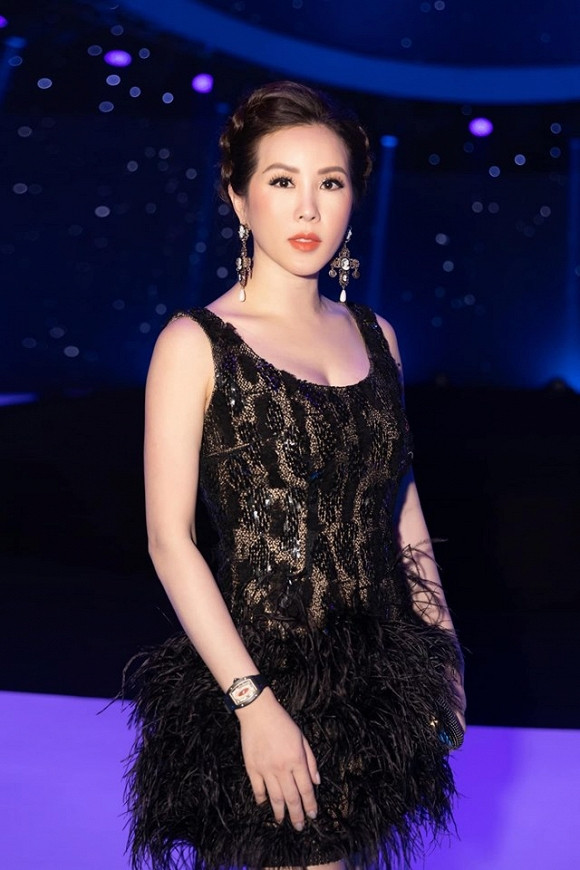 Hoa hậu Phu nhân Thu Hoài từ lâu đã là một người phụ nữ “quyền lực” trong giới showbiz. Nhưng không chỉ nổi danh trong giới showbiz, cô còn được nhiều người biết đến như một doanh nhân thành đạt với chuỗi cửa hàng ăn uống và thẩm mỹ viện.