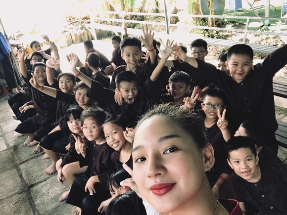 Cô thường xuyên làm từ thiện, chăm sóc trẻ em cơ nhỡ, mồ côi.