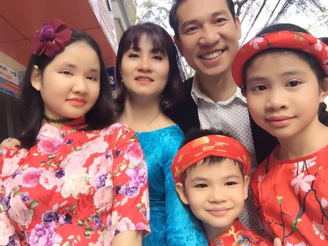 Con gái lớn của diễn viên Quang Thắng năm nay học lớp 11. Nam diễn viên cho biết, vì anh thường xuyên phải đi diễn nên vợ anh giữ trách nhiệm lớn trong việc quán xuyến gia đình, chăm sóc con cái. Tuy vậy, mọi quyết định trong gia đình anh đều phải có sự đồng thuận của cả hai vợ chồng.