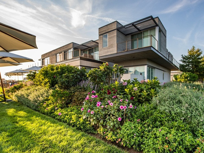 Sagaponack là một ngôi làng nhỏ ở thị trấn Southampton (Hamptons, Long Island, New York). Làng có 491 người dân. Giá bán trung bình một ngôi nhà ở làng này là 5,5 triệu USD (~127,9 tỷ đồng).