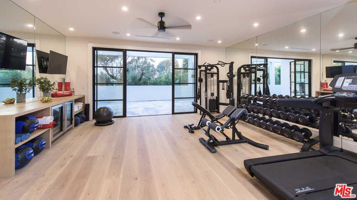 Phòng tập thể dục là nơi quan trọng nhất với một vận động viên thể thao chuyên nghiệp như LeBron James. Không gian này được kết nối trực tiếp với phòng tắm hơi, khu vực massage và spa.