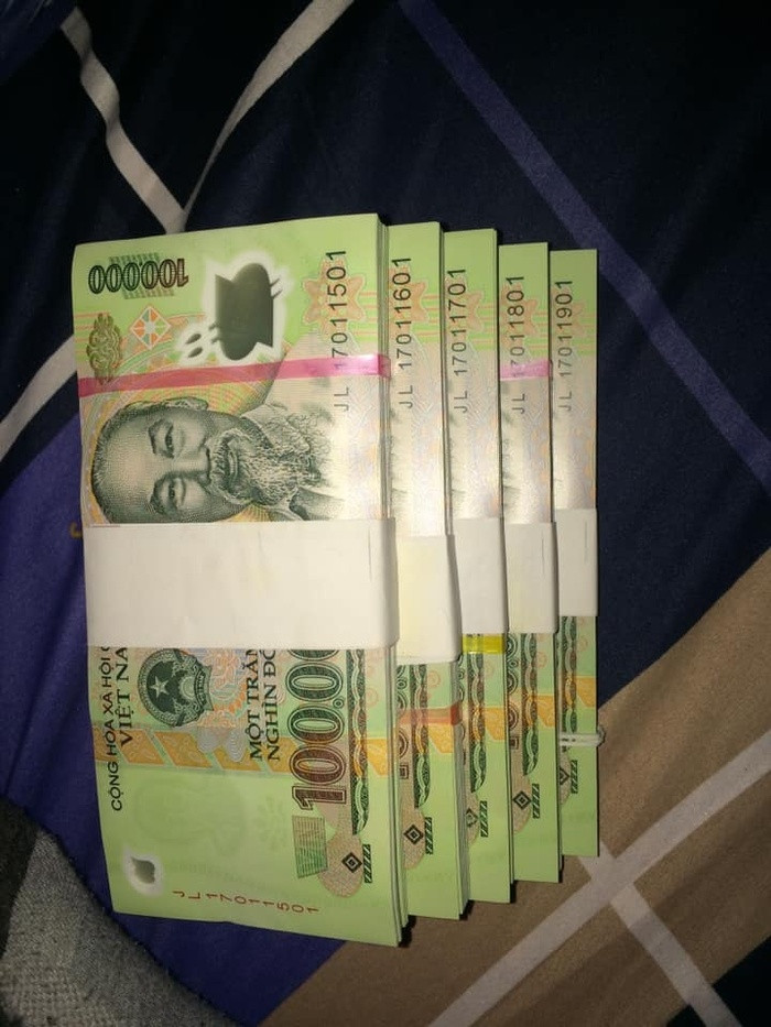 Những ngày này, thưởng Tết là khoản được nhiều người quan tâm nhất là những người đi làm. Thưởng Tết nhiều sẽ giúp gia đình có khoản tiền chi tiêu sắm sửa đỡ bận tâm hơn. Có người được thưởng cả trăm triệu đồng nhưng cũng có người chỉ được thưởng vài ba triệu, có người chỉ được thưởng vài ba trăm ngàn đồng cũng một phần phụ thuộc vào tình hình kinh doanh, làm ăn của công ty.