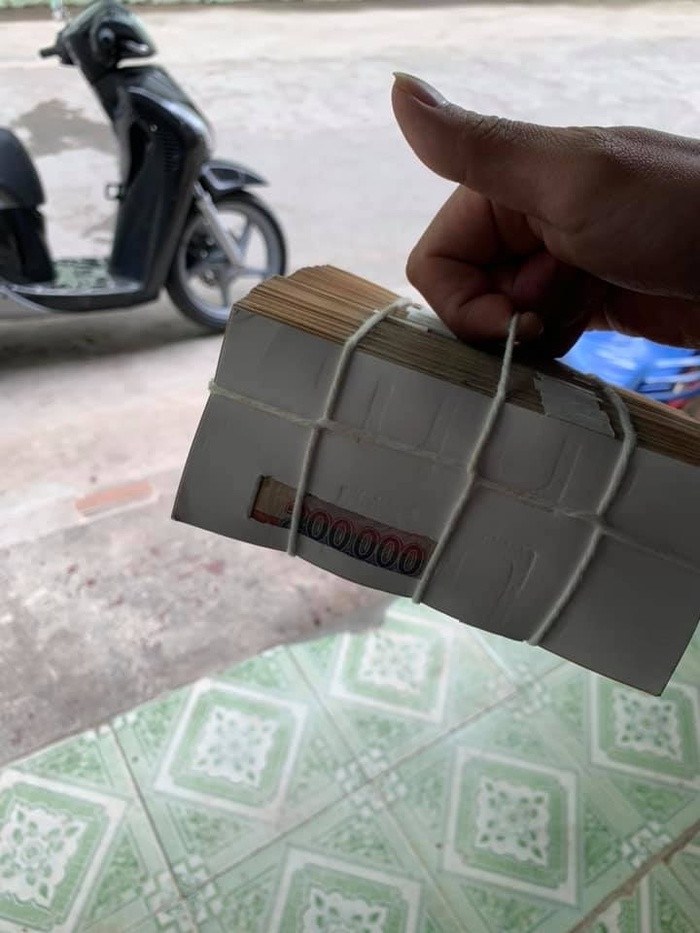 Trên mạng xã hội, chị em cũng như cư dân mạng đang rầm rập khoe thưởng Tết. Có người khoe được thưởng cả cọc tiền hoành tráng khiến ai cũng "thèm thuồng".