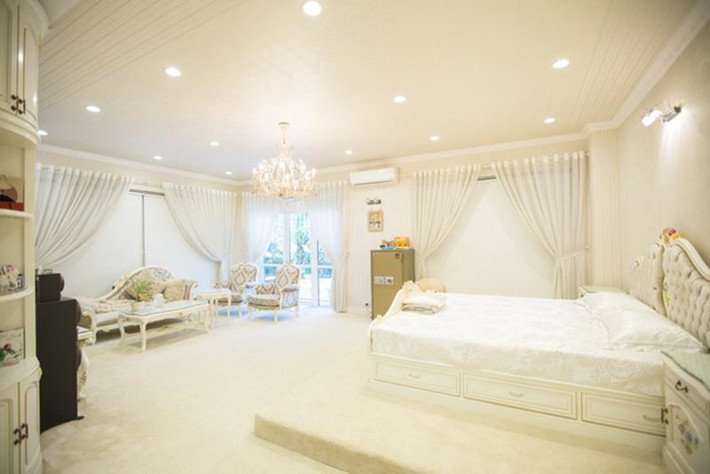 Bất ngờ thú vị khi xoay chiếc tủ trưng bày sẽ thấy ẩn giấu sau đó là phòng ngủ yên tĩnh của cô.