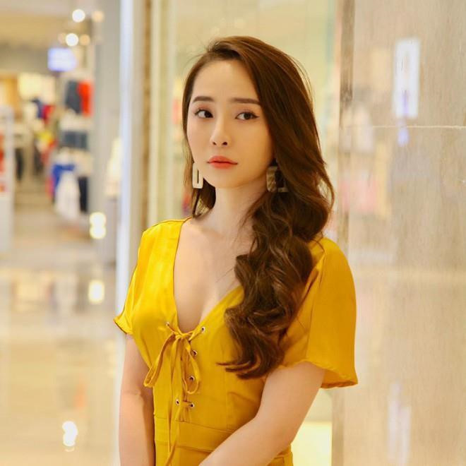 Không lúc nào Nhã "tiểu tam" quên đeo khuyên tai. Tùy vào màu sắc trang phục, món phụ kiện này sẽ được phối theo màu phù hợp, nhưng đa số đều có dáng dài, to bản.